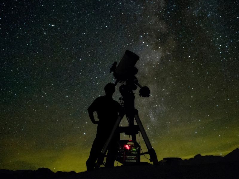 Observación astronómica con telescopio
